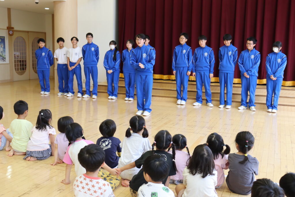 中学生が保育園を訪問しました